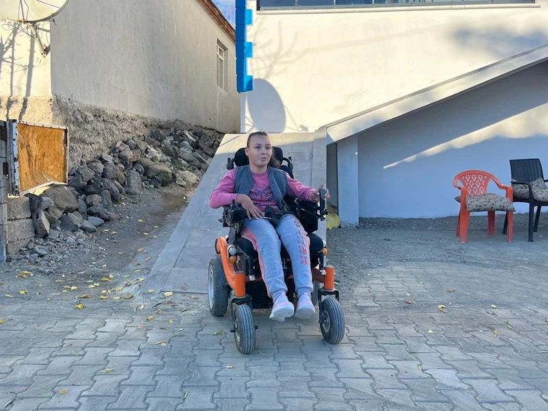Muş Valisi Çakır, serebral palsi hastası kızın yol talebine kayıtsız kalmadı
