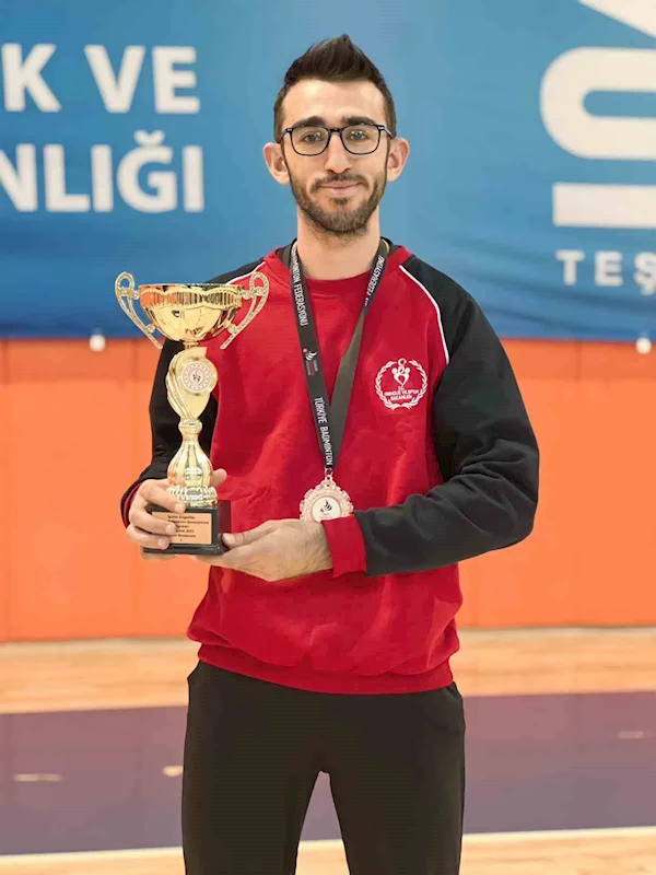 Erzincanlı badmintoncu Türkiye 3’üncüsü oldu
