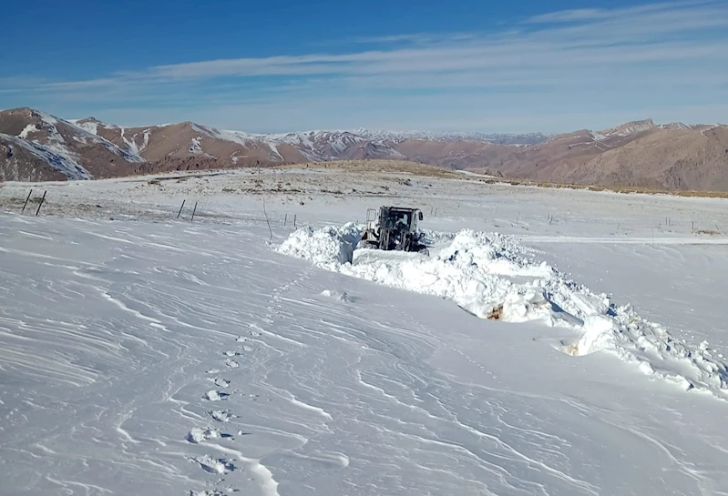 Yüksekova’da kar kalınlığının 2 metreyi bulduğu yolda zorlu çalışma
