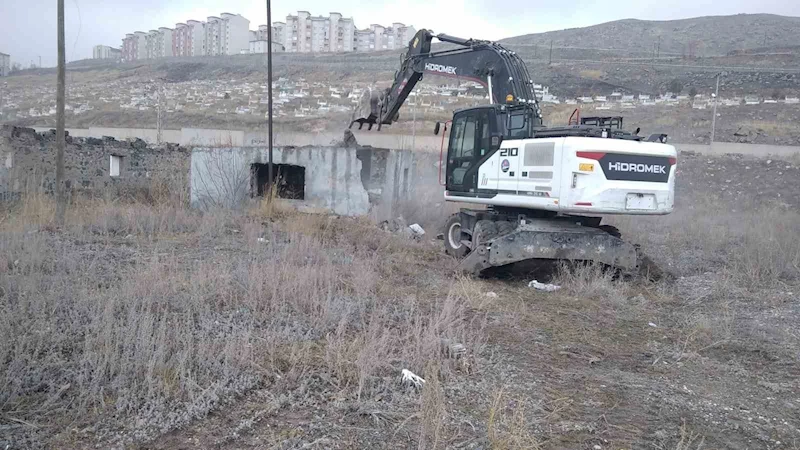 Kars’ta metruk binaların yıkımı devam ediyor
