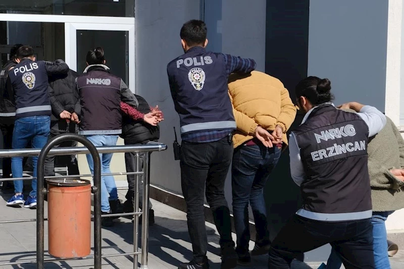 Erzincan’da çeşitli suçlardan aranan 35 kişi ile 9 düzensiz göçmen yakalandı
