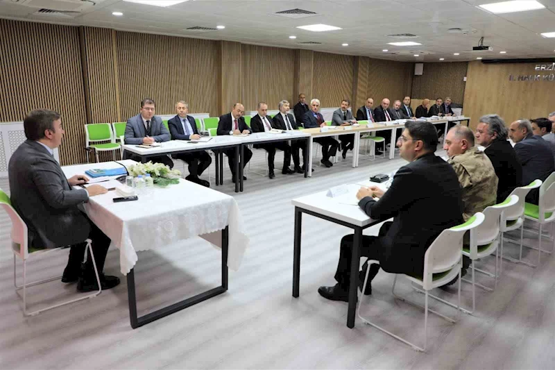 Erzincan’da vali yardımcıları ve birim amirlerinin katılımıyla toplantı yapıldı
