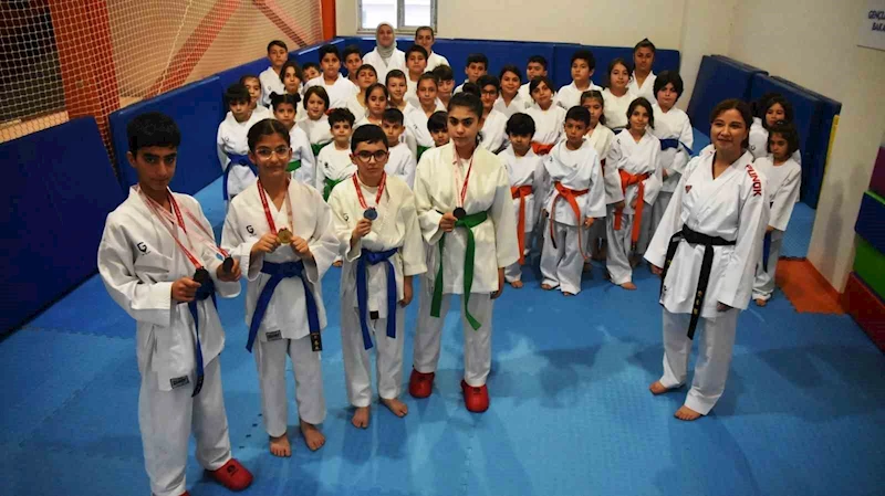 Bölgenin ilk kadın karate antrenörü Ayşe Meryem Yazar, Bitlis’te kız çocuklarına eğitim veriyor
