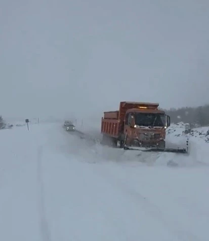 Bingöl-Erzurum yolu kar ve tipi nedeniyle ulaşıma kapandı

