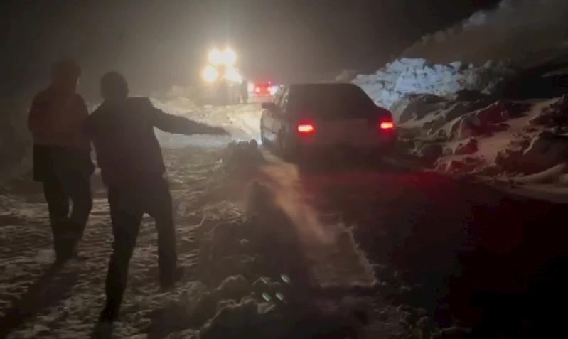 Muş’ta karda mahsur kalan 18 araç 5 saat sonra kurtarıldı
