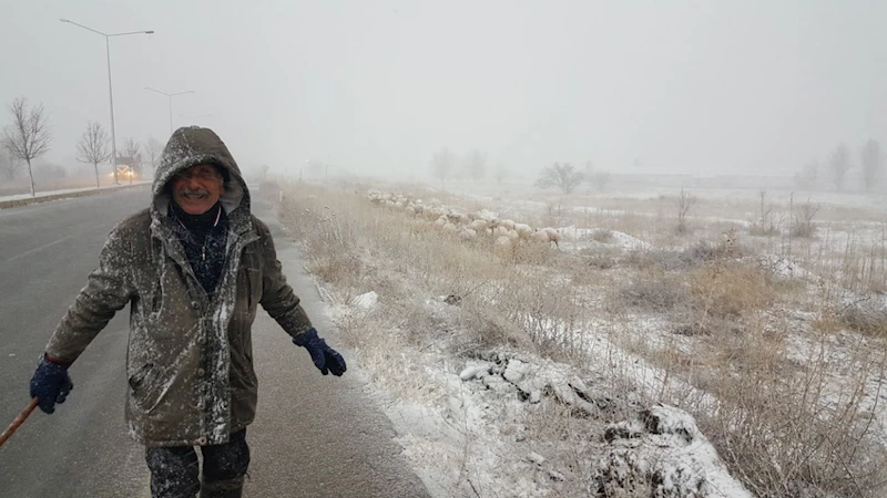 Erzincan kent merkezine mevsimin ilk karı düştü
