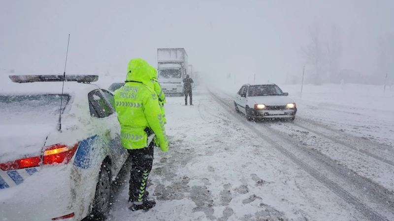Erzincan’da kar ve tipi ulaşımda aksamalara neden oldu
