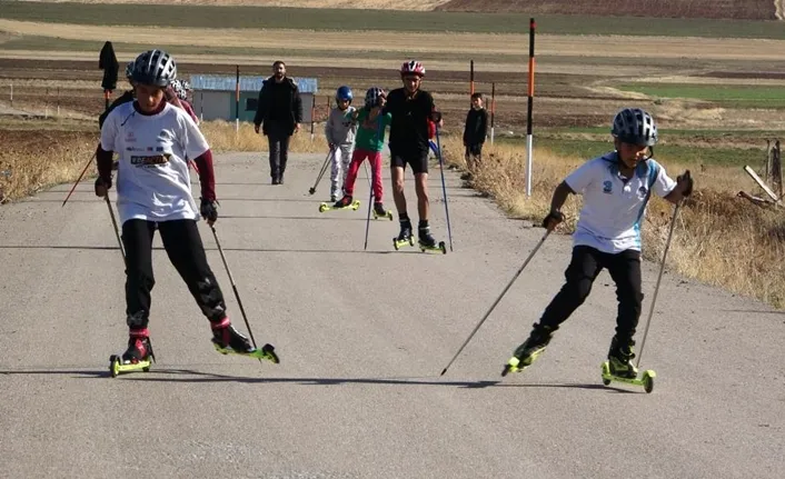 Başarılarla göz dolduruyorlar! Vanlı kayakçılar, kayaklı koşu şampiyonasına hazırlanıyor