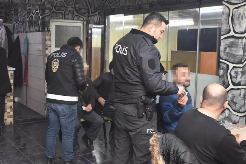 Erzincan’da aranması bulunan 42 kişi ve 68 düzensiz göçmen yakalandı
