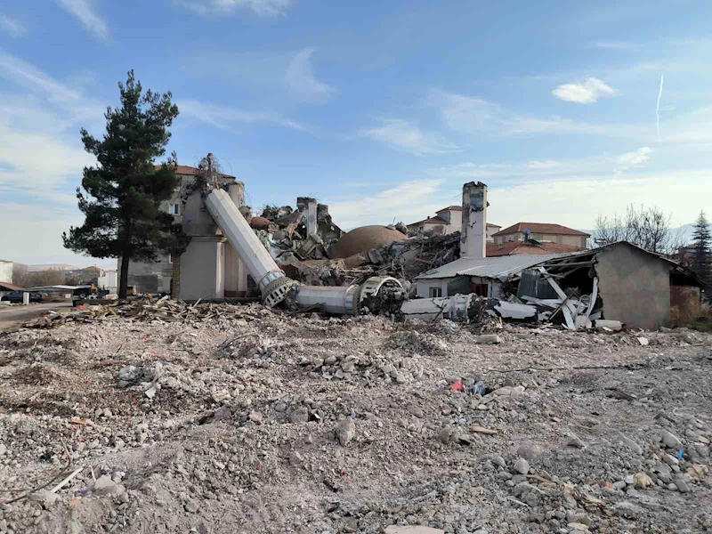 Doğanşehir’de ağır hasarlı yapıların yıkımı sürüyor
