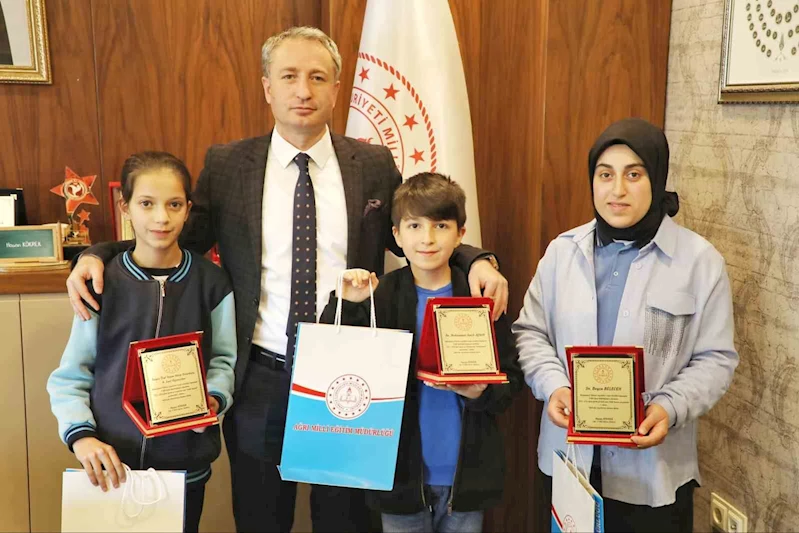 Ağrı’da “Sözlük Tasarım” yarışmasında dereceye giren öğrencilere ödülleri verildi
