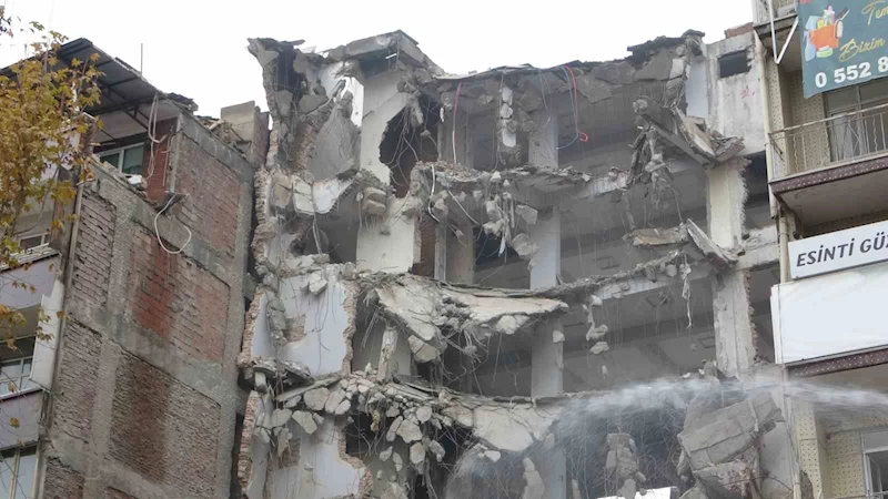 Malatya’da ağır hasarlı binaların yıkımı sürüyor
