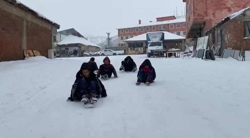 Karlıova’da beklenen karın yağması en çok çocukları sevindirdi
