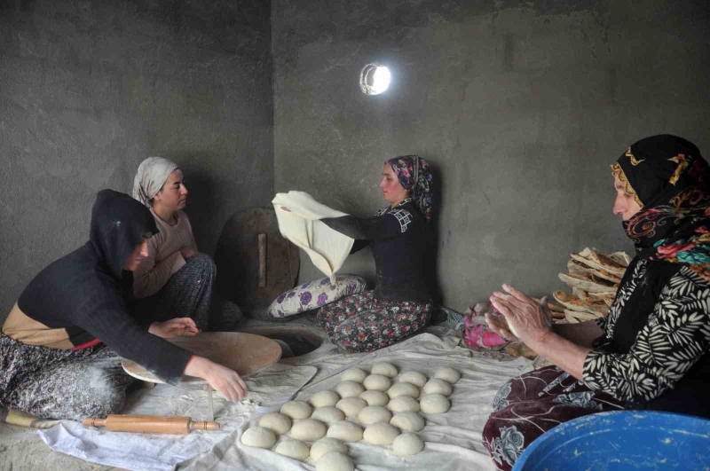 Yüksekovalı kadınlardan depremzedeler için ekmek pişirme seferberliği
