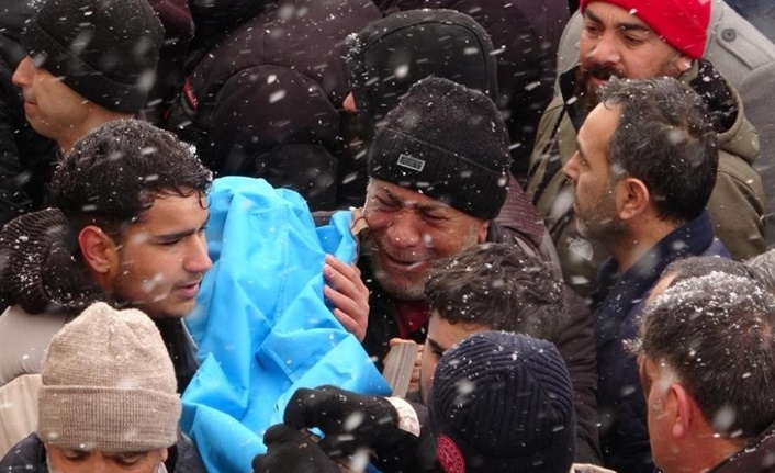Allah rahmet eylesin! Depremde hayatını kaybeden 5 kişilik aile Bitlis