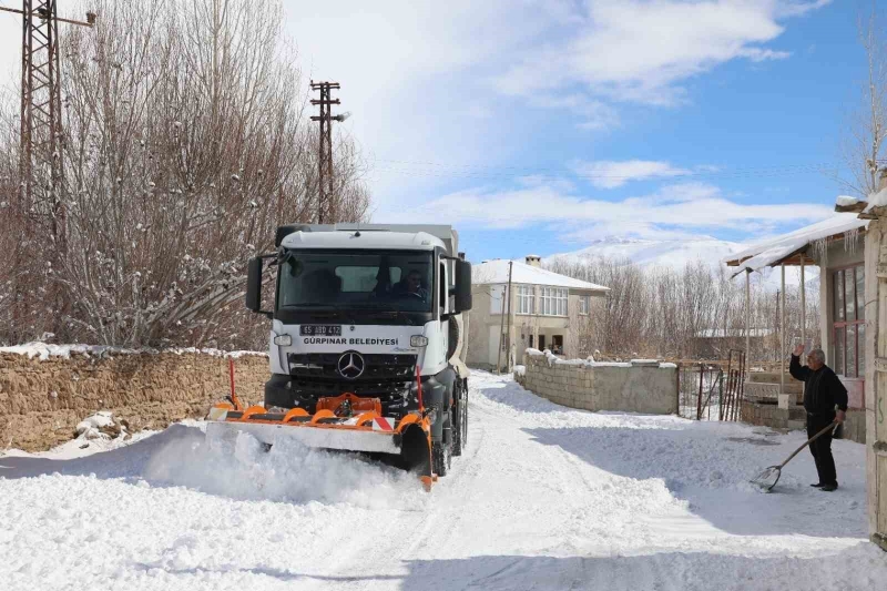 Gürpınar Belediyesi karla mücadele çalışmalarını aralıksız sürdürüyor
