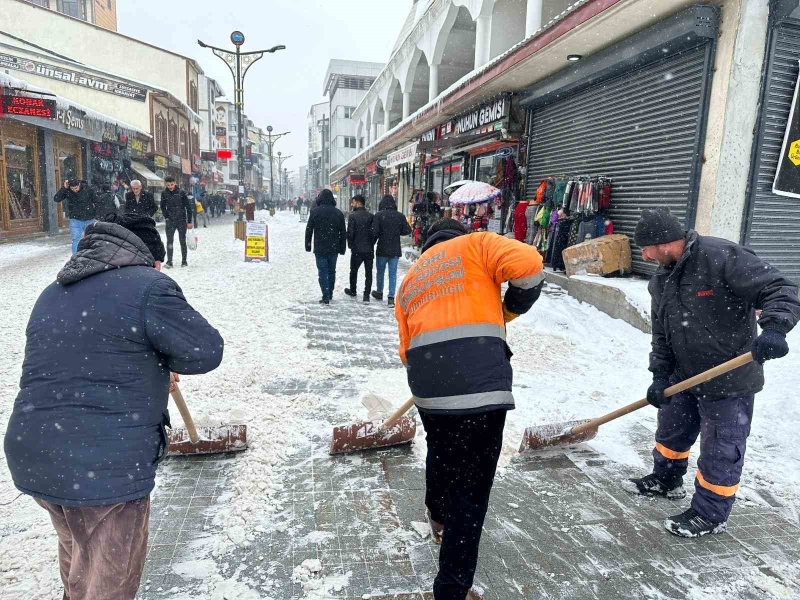 Ağrı Belediyesi kar çalışmalarını aralıksız sürdürüyor
