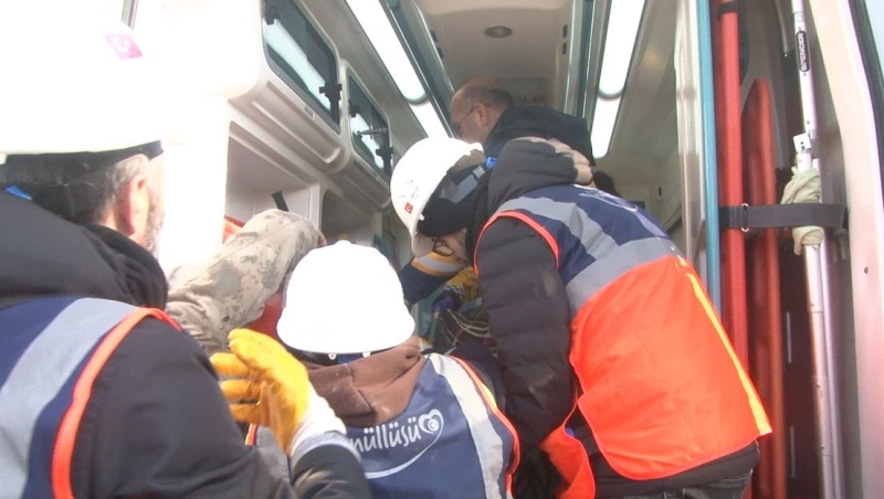 Hatay’da depremden 30 saat sonra enkazdan 1 kadın sağ çıkarıldı
