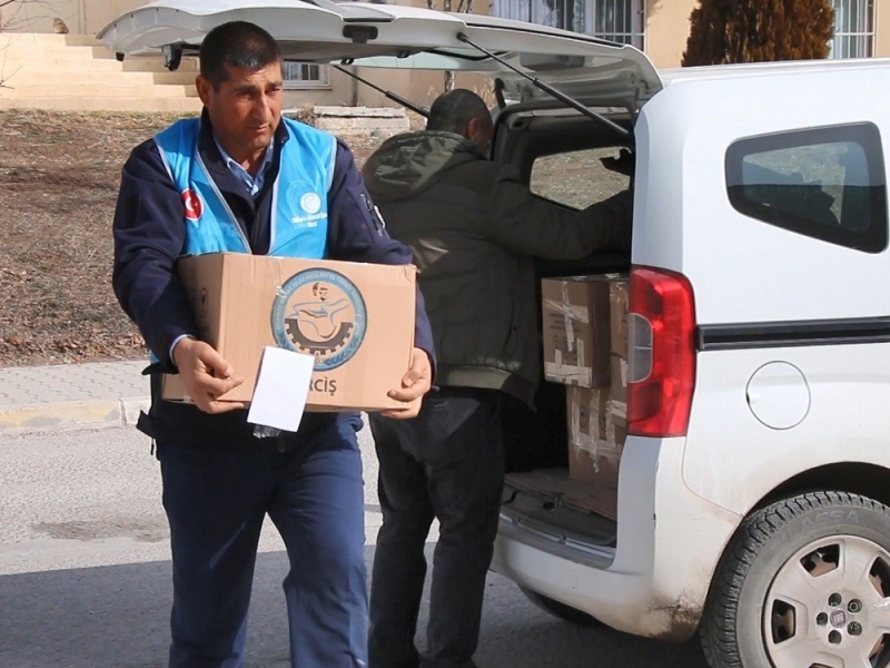 Erciş Belediyesinden depremzede ailelere gıda desteği
