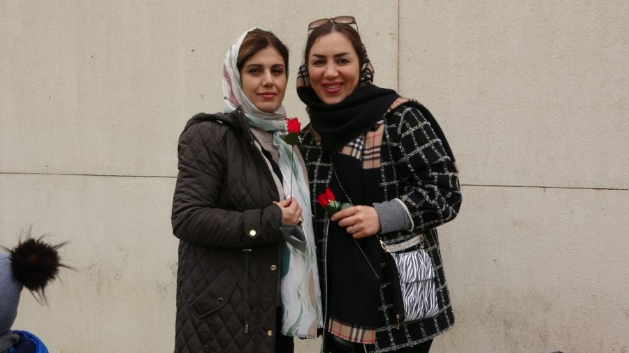Nevruz tatili için gelen İranlı turistler Yüksekova’da güllerle karşılandı