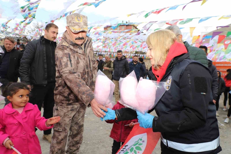 HDP’nin nevruz kutlamasına katılan çocuklara polisten pamuk şekeri ikramı
