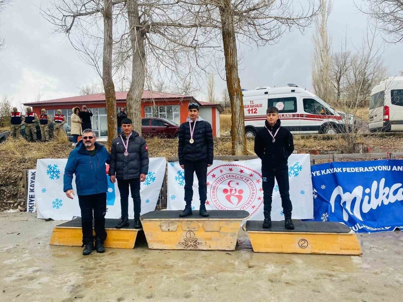Bitlisli kayakçılar Erzurum’daki yarışlardan başarı ile döndüler

