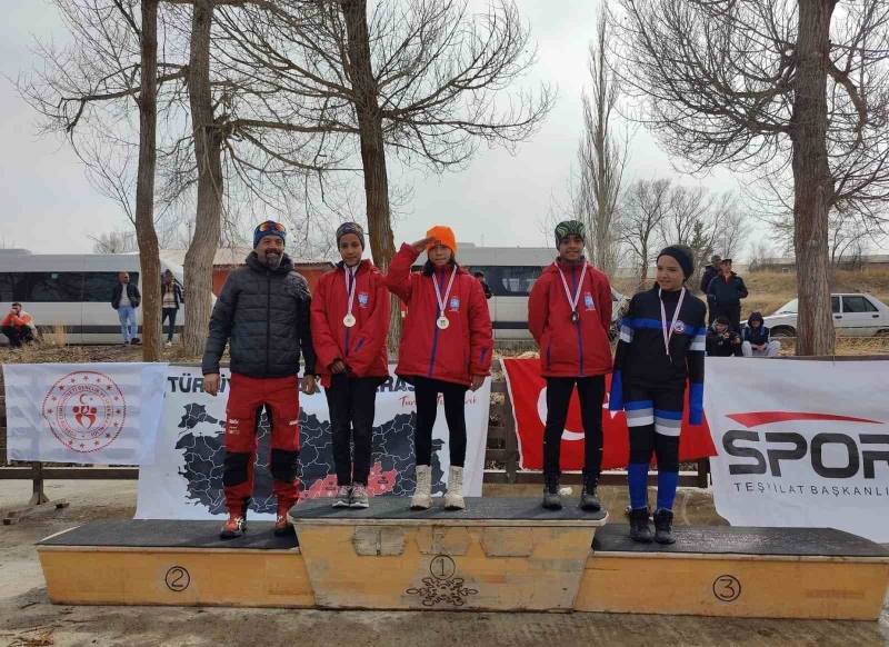 Hakkarili kayakçılar Erzurum’da 26 madalya ile döndü
