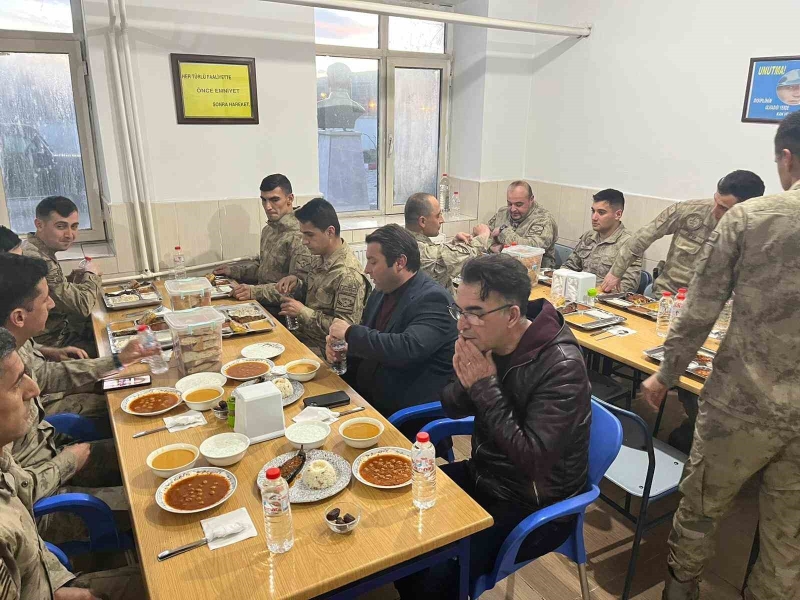 Kaymakam Ocak askerlerle iftar yemeğinde buluştu
