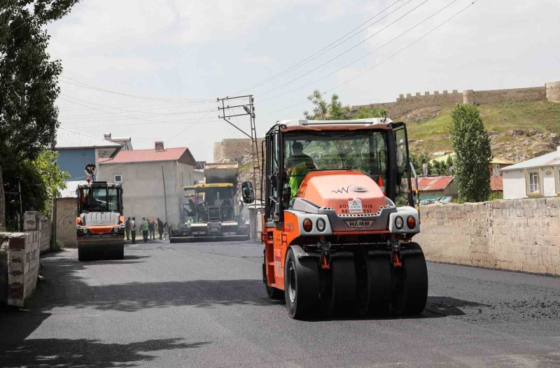 Van Büyükşehir Belediyesinden yol asfaltlama çalışması
