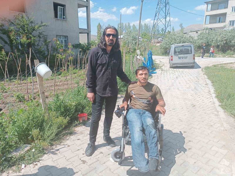 Manisa Valisi Özmen’den Vanlı engelliye akülü sandalye

