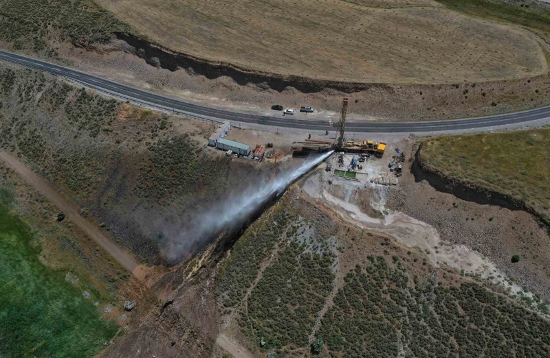 Erciş’te 750 metrede jeotermal su bulundu
