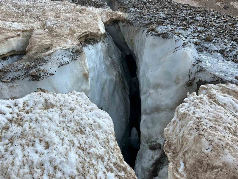 Cilo’da buzul kırıldı, 4 kişi oluşan çukura düştü
