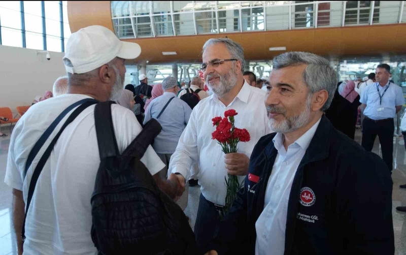 Erzincanlı hacılar havalimanında güllerle karşılandı
