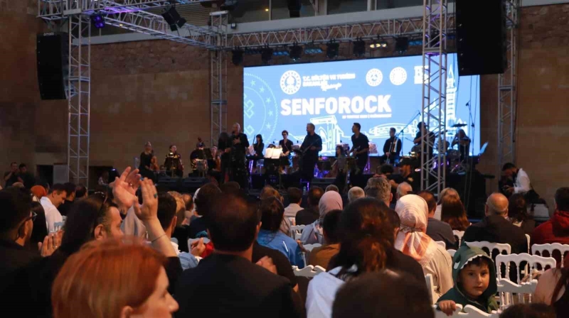 İshak Paşa Sarayı’nda binlerce kişi “Senforock” konseri ile kendinden geçti
