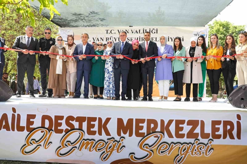 Vali Balcı, ADEM kursiyerlerinin sergisinin açılışını yaptı
