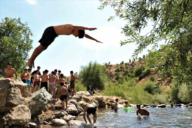 Dağın zirvesinde yüzen çocuklar, profesyonellere taş çıkarıyor
