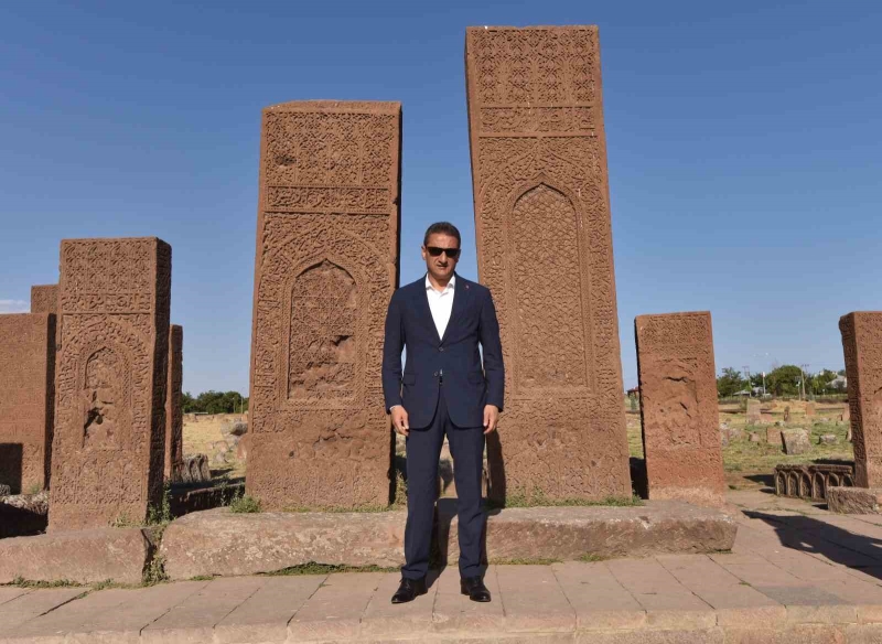Bitlis’in yeni Valisi Karaömeroğlu, ilk ziyaretini tarihi ilçe Ahlat’a yaptı
