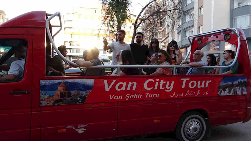 İranlı turistlere üstü açık minibüsle şehir turu

