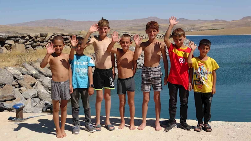 Van Gölü’nde yüzen çocukların saçları sarardı
