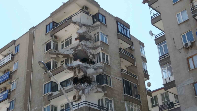 Malatya’da bir bölümü yıkılan bina tehlike saçıyor
