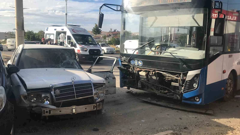 Elazığ’da otobüs 2 otomobile çarptı: 5 yaralı
