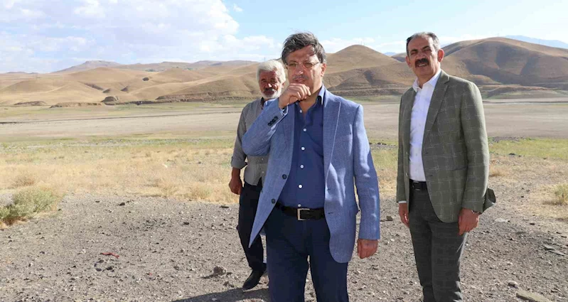 Vekil Türkmenoğlu kuruyan Zernek Barajı’nda incelemelerde bulundu

