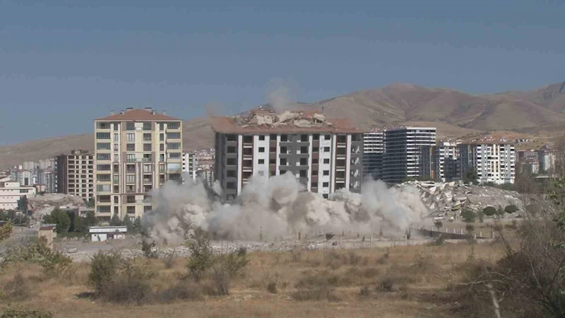 Malatya’da patlayıcı ile bina yıkımlarına devam ediliyor
