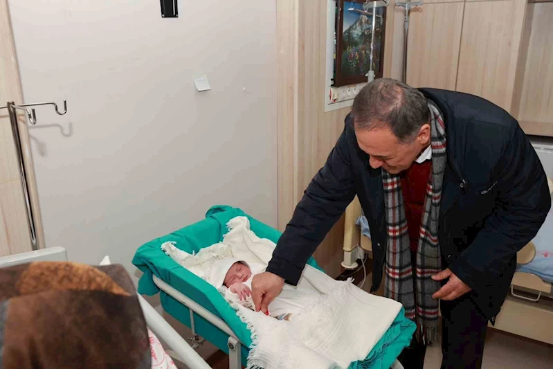 Bingöl’de yılın son bebeği ve yeni yılın ilk bebeği doğdu
