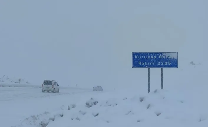 Görüş mesafesi düşük! Sürücüler zor anlar yaşıyor: Kurubaş ve Güzeldere geçitlerinde kar yağışı ile sis etkili oluyor