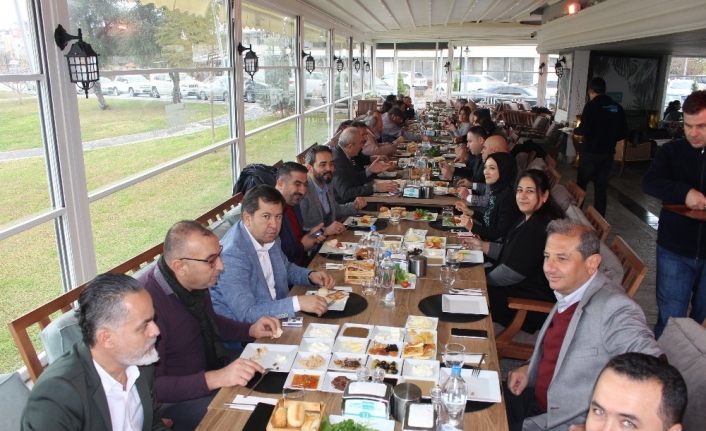 AK Parti Yönetimi gazetecilerle buluştu