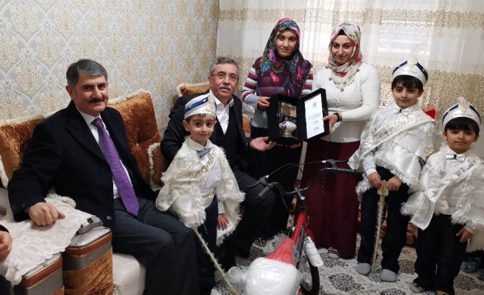 Başkan Çetin ve AK Parti adayı Yılmaz sünnet olan çocukları ziyaret etti