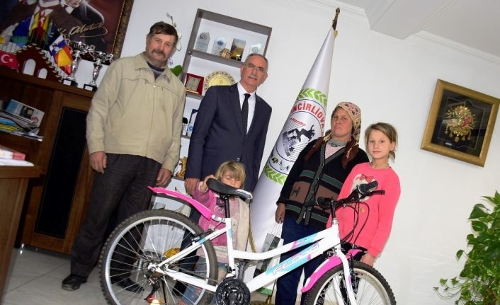 Başkan Kale’den Zeynep’e bisiklet
