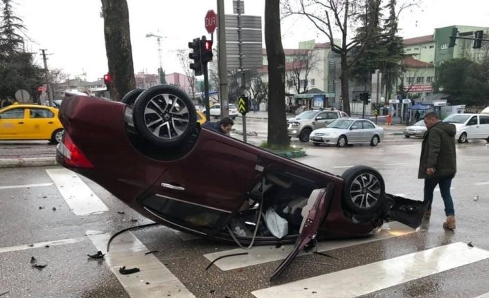Bursa’da kaldırıma çarpan araç takla attı