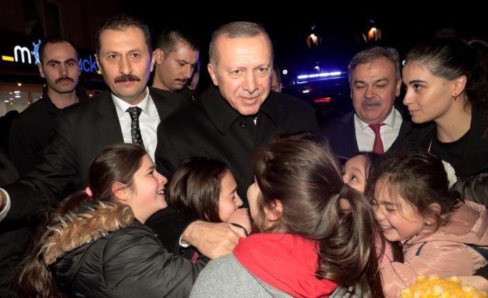 Cumhurbaşkanı Erdoğan, vatandaşlarla çay içip simit yedi
